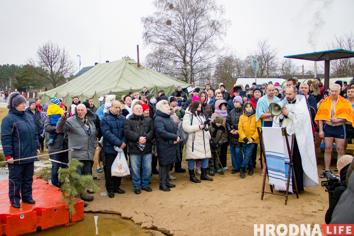 “Людей меньше, а лед тоньше”. В Гродно на Юбилейном озере прошло крещенское купание