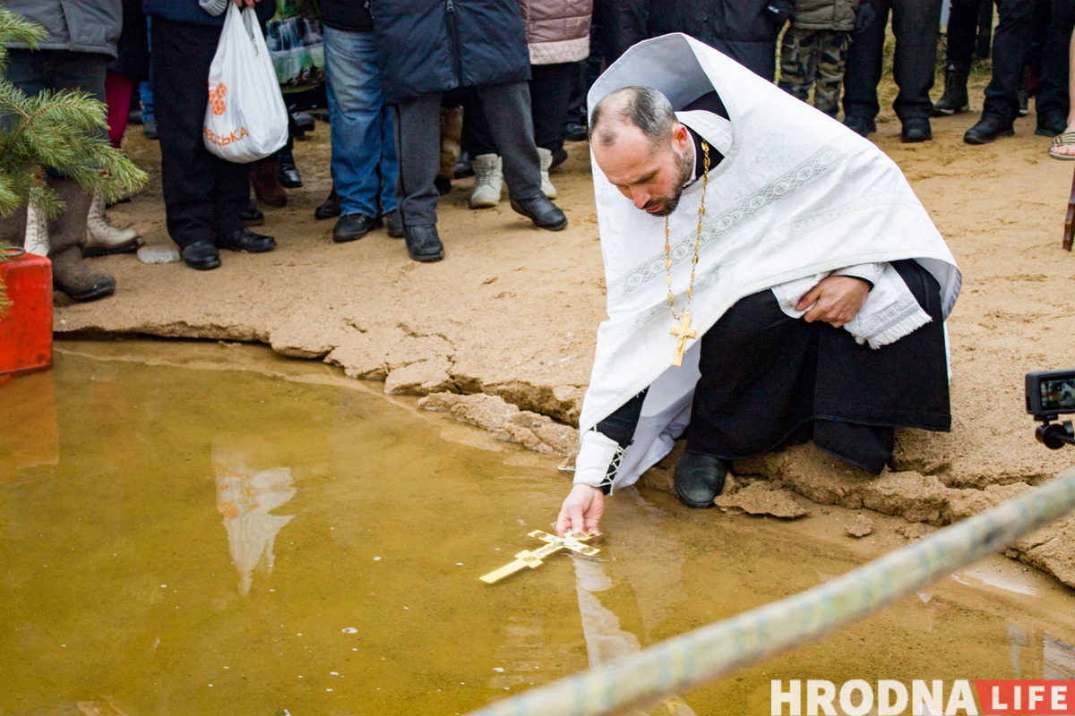 “Людей меньше, а лед тоньше”. В Гродно на Юбилейном озере прошло крещенское купание