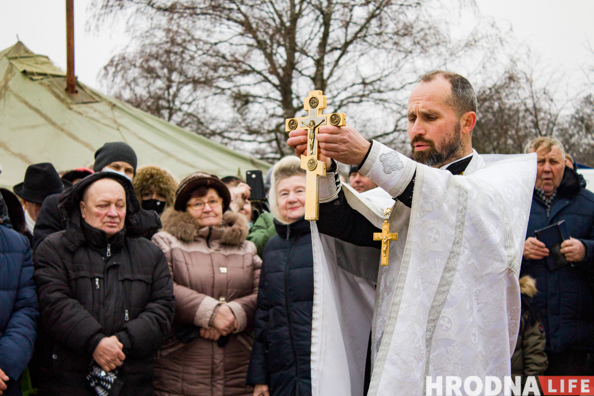 “Людей меньше, а лед тоньше”. В Гродно на Юбилейном озере прошло крещенское купание