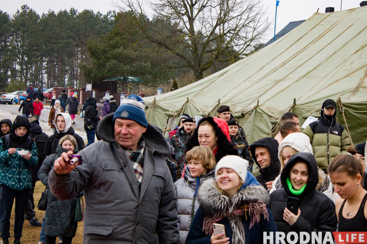 “Людей меньше, а лед тоньше”. В Гродно на Юбилейном озере прошло крещенское купание