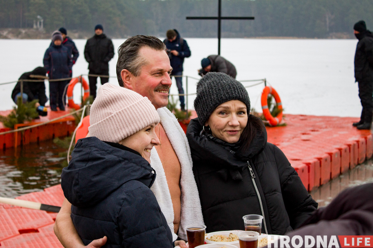 “Людей меньше, а лед тоньше”. В Гродно на Юбилейном озере прошло крещенское купание