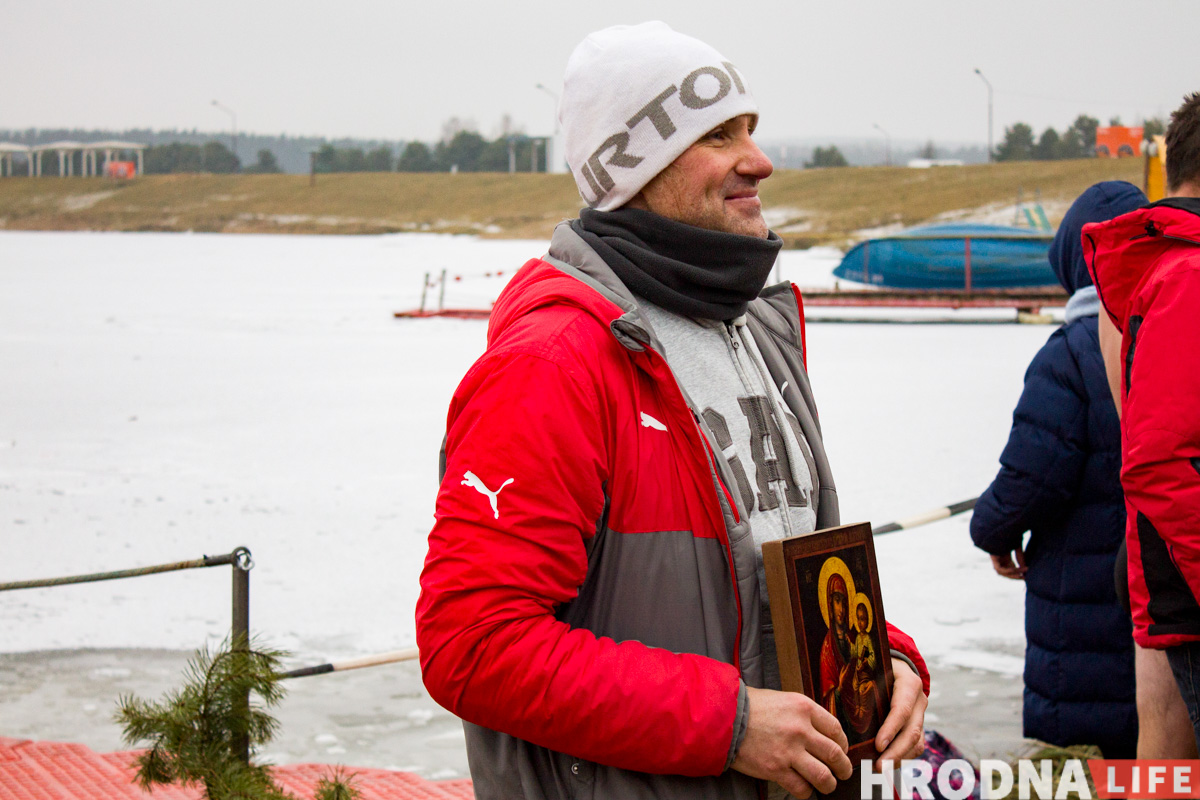 “Людей меньше, а лед тоньше”. В Гродно на Юбилейном озере прошло крещенское купание