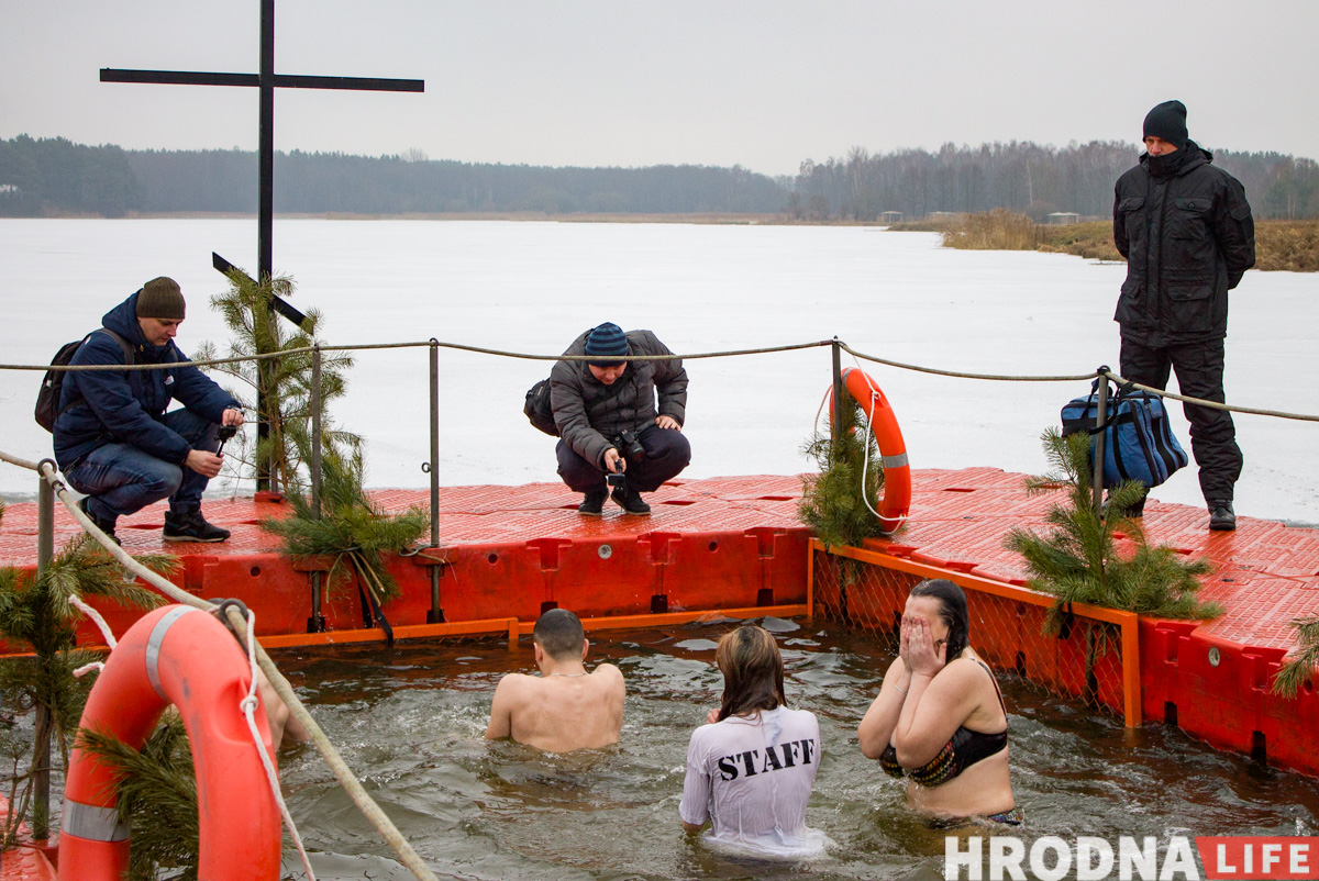 “Людей меньше, а лед тоньше”. В Гродно на Юбилейном озере прошло крещенское купание