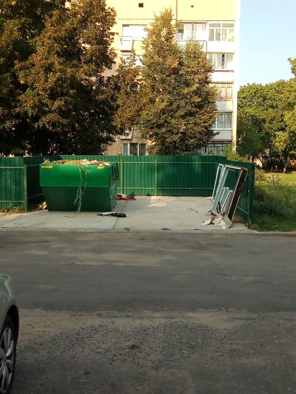 Дороги, темнота, “колхоз-стайл” и “тетя с баяном”. Что бесит гродненцев и как это можно решить