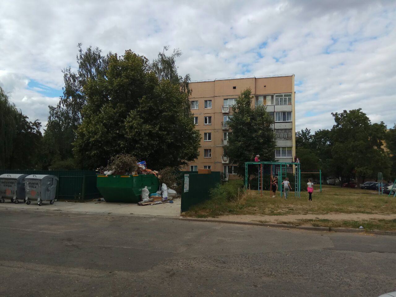 Дороги, темнота, “колхоз-стайл” и “тетя с баяном”. Что бесит гродненцев и как это можно решить