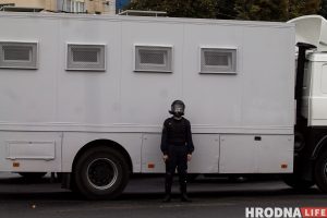Власти планируют продать квартиру заочно осужденного гродненского журналиста Акция протеста 27 сентября ОМОН (18)