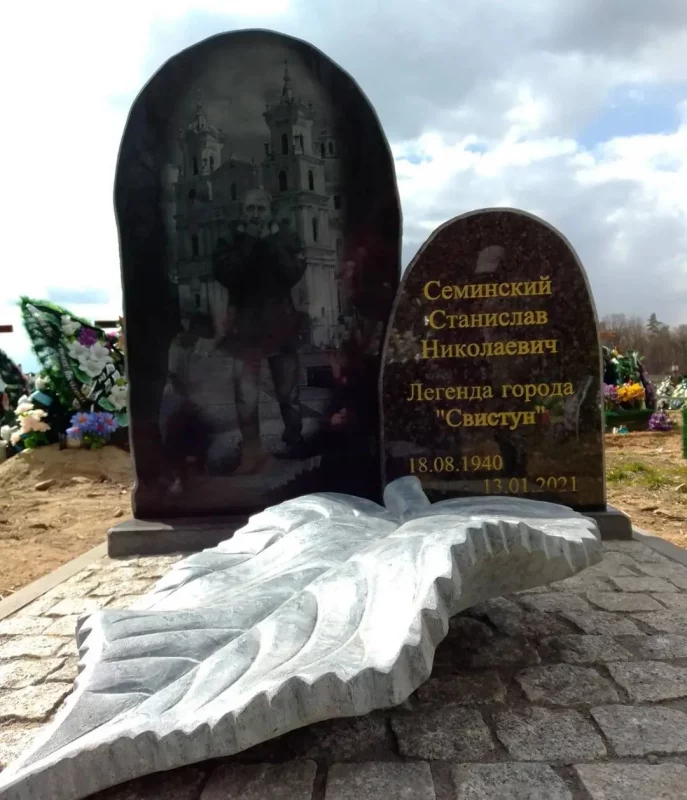 Гродненскому уличному музыканту "Свистуну" поставили памятник - за счет камнеобрабатывающего завода