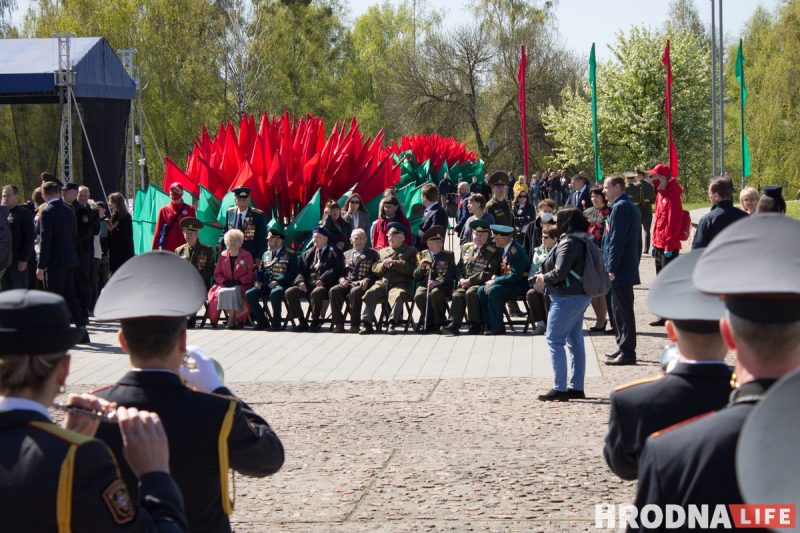 Шэсце, канцэрт і выстава зброі. У Гродне адзначылі Дзень Перамогі, а Караеў распавёў пра "прывід фашызму недалёка ад нас"