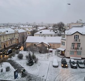 "Проснулся с плохим настроением, открыл окно - снег". Как гродненцы радуются первому снегу Первый снег в Гродно. Фото: www.instagram.com/gr_marima/
