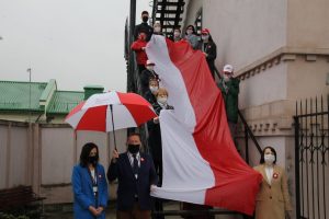 В Беларуси ликвидируют непризнанный властями Союз поляков. Он работал с 2005 года (обновлено) Члены Саюза палякаў разам з консулам Польшчы Яраславам Ксёнжакам каля офіса Саюза палякаў. Фота: znadniemna.pl