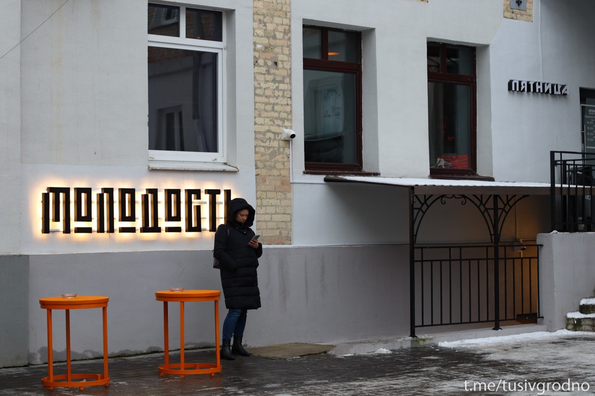 "Молодость", которая чего-то хочет. На Мостовой открылось новое место: оно про еду и атмосферу
