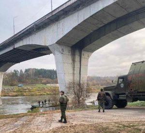 Возле Нового моста на Поповича начали наводить понтонную переправу. Испытывать ее приедет Хренин (обновлено) понтонная переправа новый мост