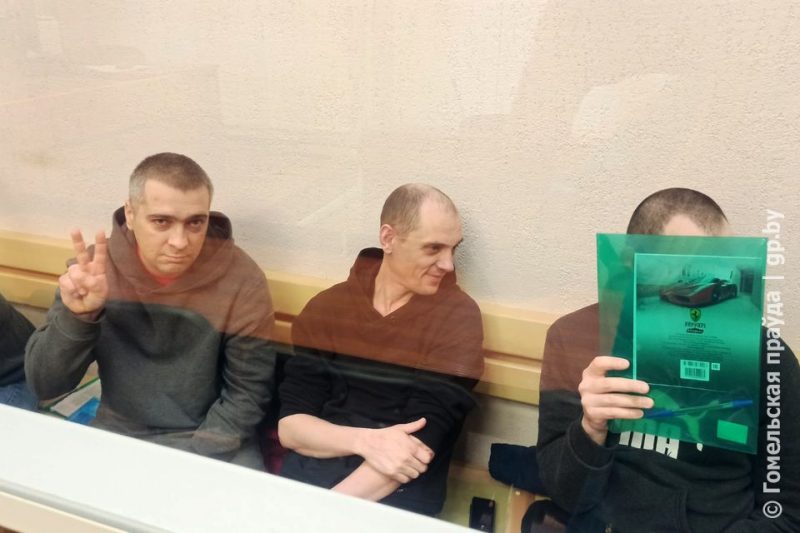 Участники - в суде по делу "Рабочага руху". Фото: "Гомельская правда"