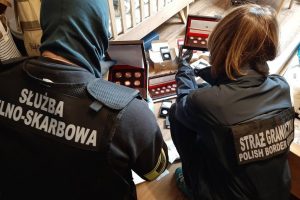 В Польше раскрыли крупнейшую в истории схему контрабанды сигарет: это связано с закрытием “Бобровников” В Польше раскрыли крупнейшую в истории схему контрабанды сигарет: это связано с закрытием “Бобровников”
