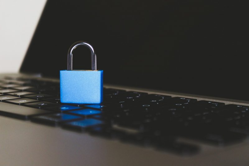 Как мошенники обманывают гродненцев в сети и как не стать их жертвой cybersecurity кибербезопасность компьютер замок защита персональных данных
