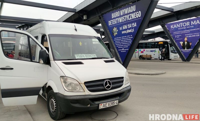 “Как попасть в Беларусь?” Что происходит на вокзале в Белостоке, откуда ушли последние маршрутки через “Бобровники” Маршрутка из Гродно на вокзале в Белостоке. Фото: Hrodna.life