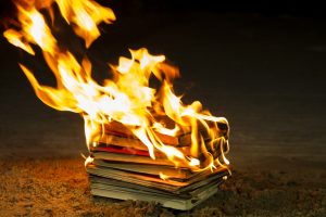 Запрещенные книги в Беларуси: экстремизм, “неправильная” любовь и “опасная” история Запрещенные книги в Беларуси - эта практика напоминает сжигание книг в других авторитарных режимах
