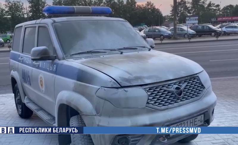 В Гродно подожгли патрульную машину прямо у отделения, под камерами. Поджигателя искала вся милиция города обгоревший патрульный автомобиль