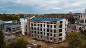 В Гродно продают недостроенный центр «Маяк»: там хотели открыть кафе на трубе высотой 30 метров (обновлено) Здание по Титова, 26 в Гродно