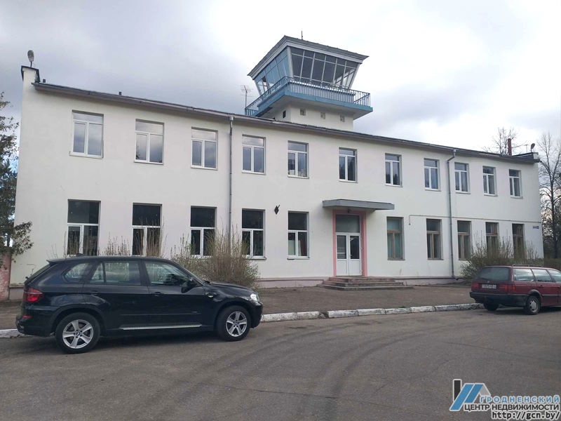 В Гродно продают здание с интересной башней недалеко Юбилейного озера: там могут появиться офисы и магазины Старый гродненский аэропорт около Юбилейного озера. Теперь это здание продается