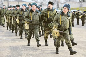 военные маршируют