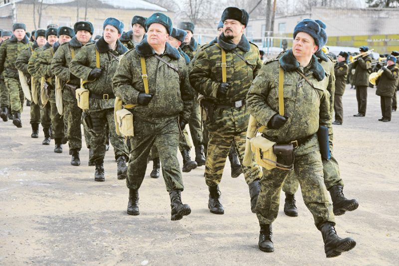военные маршируют