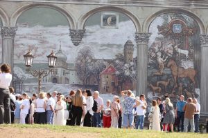 “Чтобы противник не узнал”. Как гродненцам найти бомбоубежища, если они засекречены Мурал на Карла Маркса