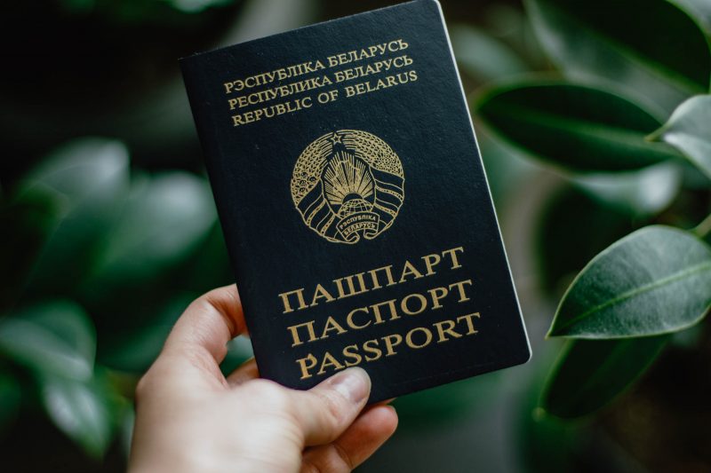 "Отказ в консульских услугах коснется сотен тысяч белорусов". Что несет новый указ о диппредставительствах, и что делать? паспорт