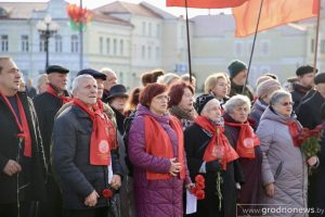 Гродненцы приходят подписаться за Тихановскую, несмотря на задержания 7 ноября 2023 г. – митинг у памятника Ленину в Гродно