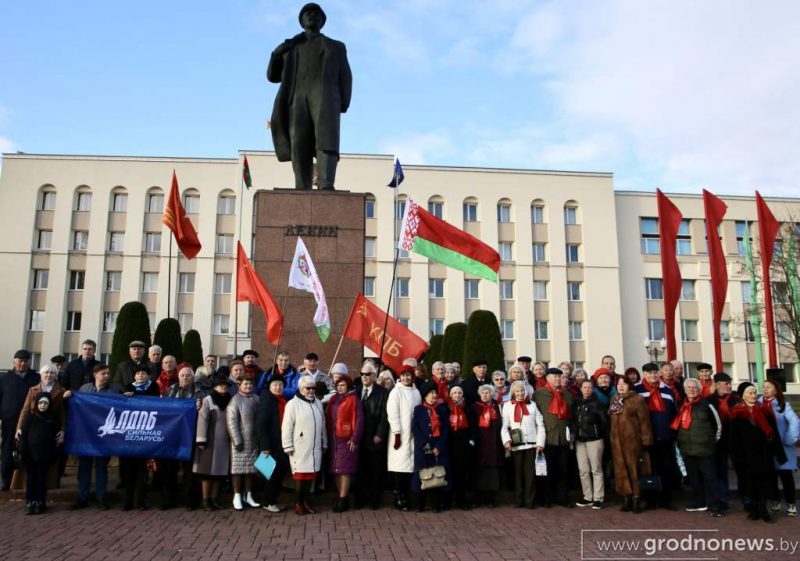 Белорусы могут купить статую маленького Ленина 7 ноября 2023 г. – митинг у памятника Ленину в Гродно
