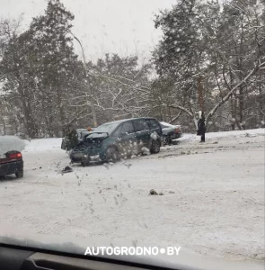 В Гродно идет снег: 11 аварий за сутки. Как город борется с погодой (обновлено) Авария на Фолюше