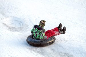 В Гродно 50 детей попало в больницу после катания с горок Ребенок катается на тюбинге - катание на тюбинге несет опасность и может привести к травмам