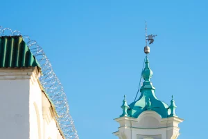 В Беларуси появится новый гастро-тур – с дегустацией черной икры Фарный костел и тюрьма в Гродно. Фото: iStock