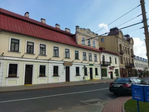 Пустое много лет здание в самом центре Гродно - во дворе бывшей “Крыгі” - отреставрируют Здание на Советской, 1 со стороны площади Советской.