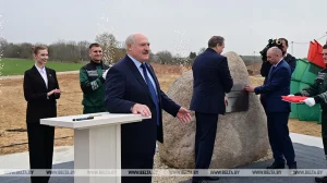 Приказал построить больницу за два года и убедил, что врачей хватает. Лукашенко в Гродно - о ситуации в медицине Лукашенко на стройплощадке в поле на Янки Купалы рассказывает о заработках врачей. Справа — камень, куды заложили «капсулу времени»