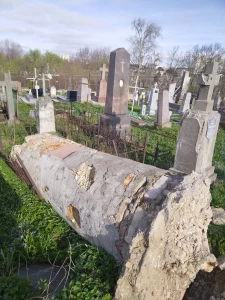 На старом кладбище в Гродно рухнул 222-летний памятник. Поднимать его не будут - ответственных нет Поваленная могила 1802 года на гродненском кладбище.