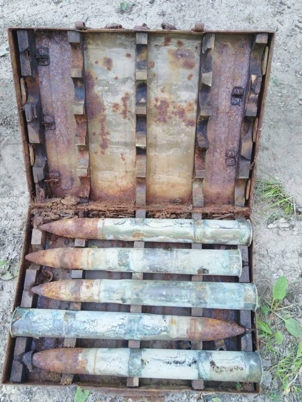 Большой тайник оружия нашли в Волковысском районе: выкопали 16 ящиков снарядов