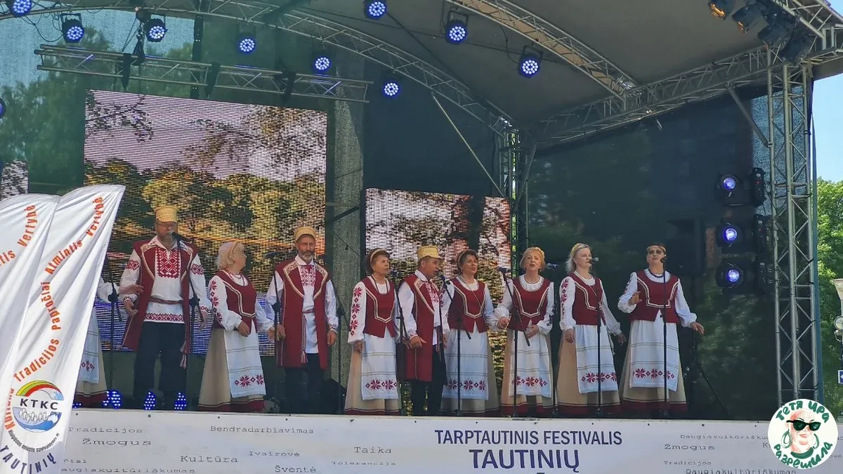 Беларусы Клайпеды спяваюць і танчаць у ансамблі "Купалінка", а іх дзеці ў ансамблі "Верасок". Фестываль нацыянальных культур 2024