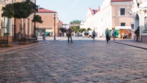 В Гродно в центре города организуют бесплатные киносеансы под открытым небом Улица Советская в Гродно. Туризм. Брусчатка
