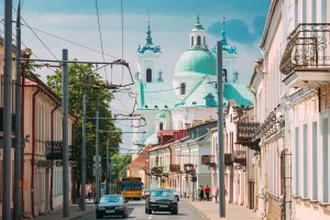 По гродненскому пивзаводу теперь можно гулять в любое время. Появился виртуальный тур Улица Маркса, исторический центр Гродно, транспорт, фарный костел. Фото: iStock