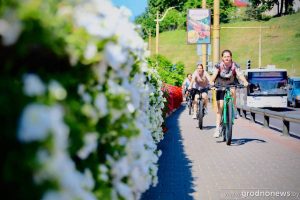Новая фотозона в Гродно: перила Старого моста превратились в стену из живых цветов (ФОТО) Цветочная стена на Старом мосту