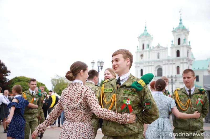 Знамя Победы над драмтеатром, каша в стаканчиках и сплав с портретами. Как Гродно отметил День Победы 9 мая в Гродно. Фото: "Гродзенская праўда"