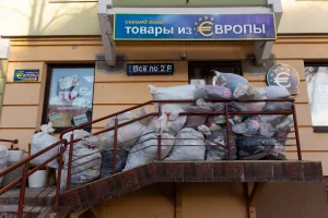 Сколько в Гродно стоит сбить сосульки Магазин "Товары из Европы" с одеждой секонд-хенд. Фото: iStock