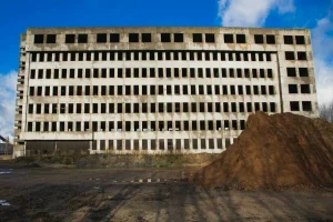 В Сморгони за одну базовую продают советский долгострой - остался после неудачного инвестпроекта Недостроенная гостиница в Сморгони. 7
