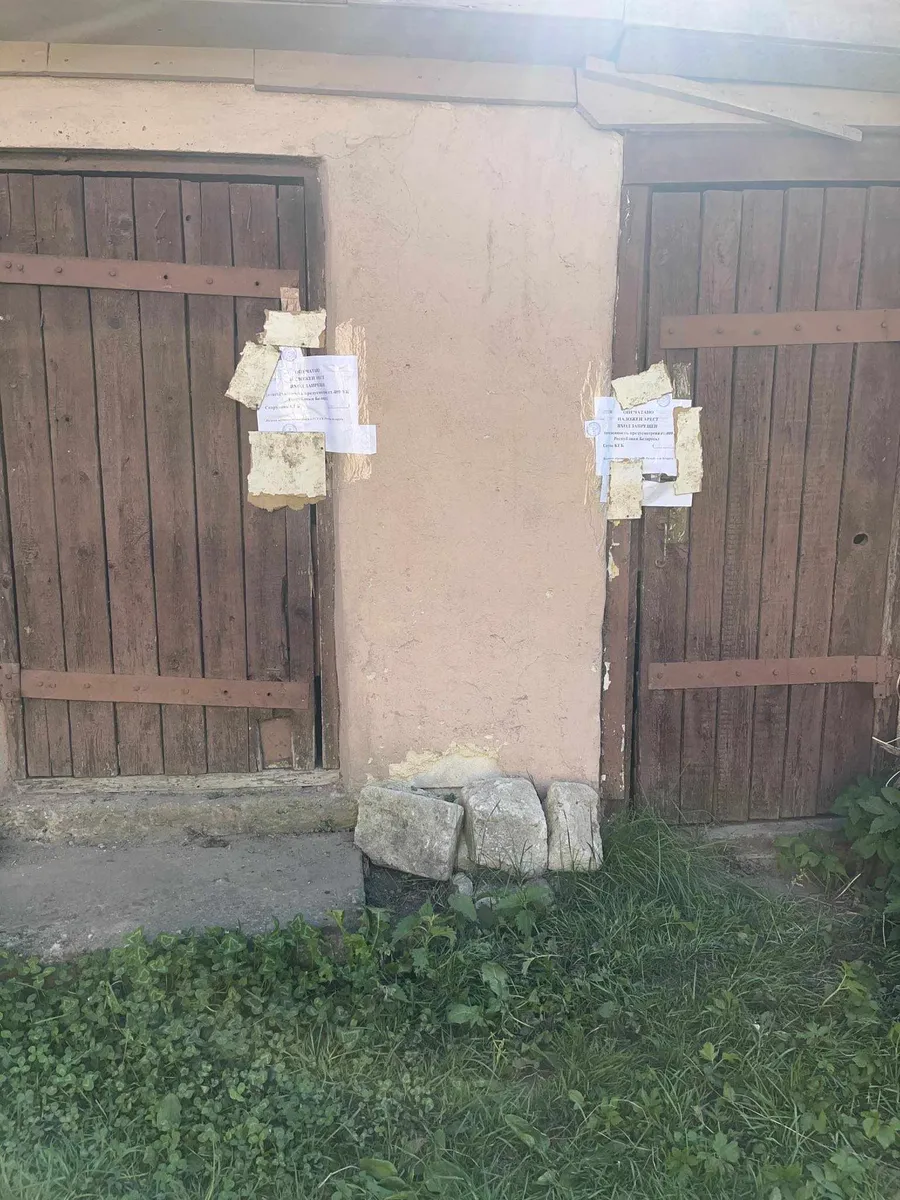 "Маці пасадзіла яблыню - я ніводнага яблыка не з'ела". Як беларусы з'ехалі з краіны, а дзяржава "адціскае" ў іх маёмасць