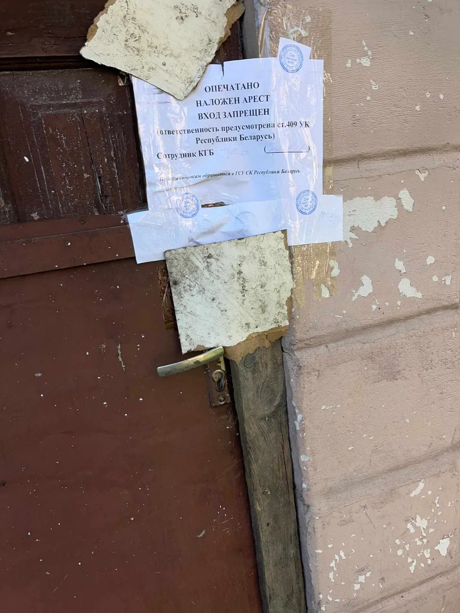 "Маці пасадзіла яблыню - я ніводнага яблыка не з'ела". Як беларусы з'ехалі з краіны, а дзяржава "адціскае" ў іх маёмасць