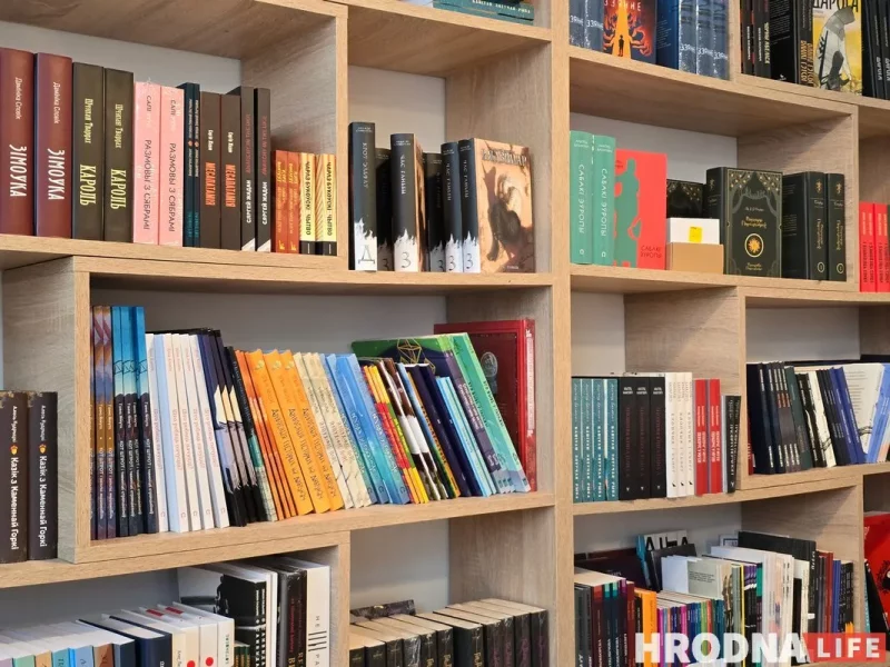 «Все начинается с рукописей». Какой путь проходит бумажная книга, пока не попадет в руки читателя Белорусский книжный магазин "Кнігаўка" в Варшаве. Фото: Hrodna.life