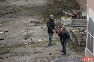 На двух подростков из Слонима завели уголовное дело - за что? Фото иллюстративное. Подростки разбивают вещь, найденную на территории заброшенного завода