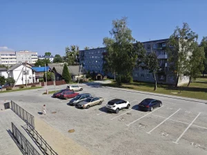 Власти Гродно ответили на жалобу по поводу платных парковок: все законно, изменений не будет Закрытая парковка около дома на Советских пограничников - места на ней платные. Фото: s13.ru