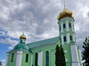 Церковь в Слониме могут наказать за салатовые стены и золотые "луковицы" Троицкая церковь в Слониме после перекраски
